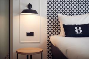 Una cama o camas en una habitación de Gr8 Hotel Bodegraven