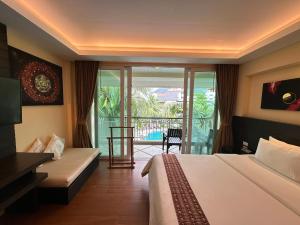 Postel nebo postele na pokoji v ubytování R-Mar Resort and Spa Patong, Phuket