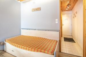 una piccola camera da letto con un letto in una stanza di Les Echos des Cîmes - Pistes accessibles à pied a Villarembert Altre 5 foto