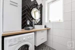 een wasmachine in de badkamer met een spiegel bij Super Studio Oldtown in Gdańsk