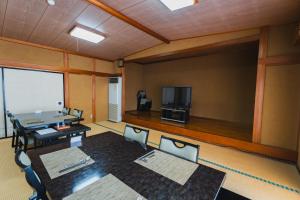 TV a/nebo společenská místnost v ubytování HOTEL LT Kitchen Yugawara