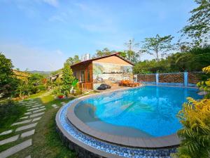 Bazén v ubytování Ong Lang Bay Resort nebo v jeho okolí
