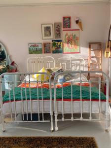 una camera da letto con un letto bianco in una stanza di Iloinen taiteilijakoti a Turku