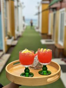 格兰岛Moonlight Kohlarn的盘子,桌上放着两杯鸡尾酒