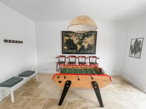 Schlafzimmer mit einem Bett mit roter und grüner Bettwäsche in der Unterkunft Piscine privée proche Thalassothérapie et Mer in Pornic