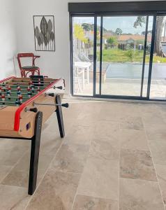 Zimmer mit Tischfußball und Poolblick in der Unterkunft Piscine privée proche Thalassothérapie et Mer in Pornic