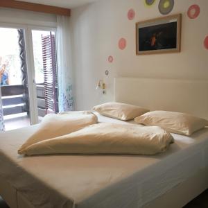 a bedroom with two beds with pillows on it at Burgfrieden in Vipiteno