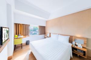 Postel nebo postele na pokoji v ubytování Whiz Prime Hotel Balikpapan + 37 fotografií