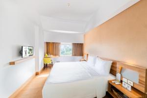 Postel nebo postele na pokoji v ubytování Whiz Prime Hotel Balikpapan