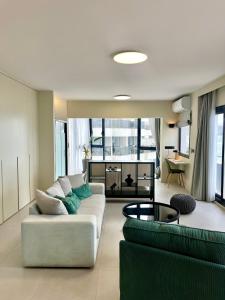 una sala de estar con un sofá y una mesa en Canteras Vista del Mar, en Las Palmas de Gran Canaria