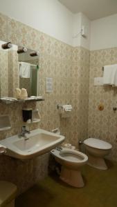 Koupelna v ubytování Hotel Davost + 37 fotografií
