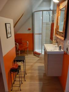 un bagno con lavandino e specchio di La Maison Douce a Saint-Guyomard