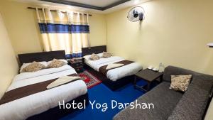 Postel nebo postele na pokoji v ubytování Hotel Yog Darshan