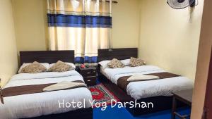 Postel nebo postele na pokoji v ubytování Hotel Yog Darshan