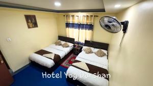 Postel nebo postele na pokoji v ubytování Hotel Yog Darshan