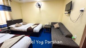 Postel nebo postele na pokoji v ubytování Hotel Yog Darshan