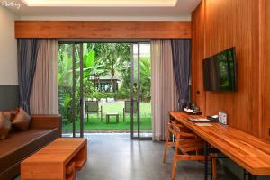 TV a/nebo společenská místnost v ubytování R-Mar Resort and Spa Patong, Phuket