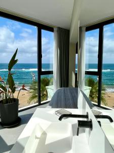 Un dormitorio con una cama y vista al mar. en Canteras Vista del Mar, en Las Palmas de Gran Canaria