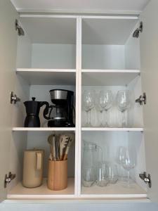 un armario blanco con copas de vino. en Canteras Vista del Mar, en Las Palmas de Gran Canaria 35 fotos más