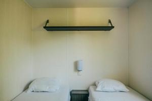 Postel nebo postele na pokoji v ubytování Camping intercommunal de Beaurepaire