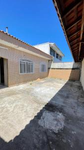an empty parking lot in front of a building at Casa Peruíbe Somar in Peruíbe