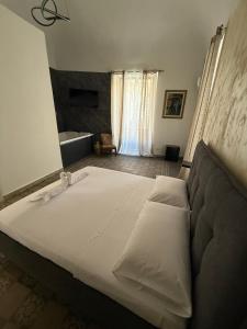 Giường trong phòng chung tại Antica Sicilia Rooms and Breakfast