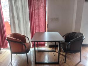 two chairs and a table in a room at APPARTEMENT T2 3PIECES 55m2 in Antananarivo
