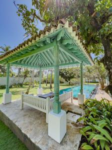 Bazén v ubytování Singhagra Tropical Villa Negombo nebo v jeho okolí
