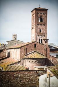 um grande edifício de tijolos com uma torre de relógio em Il rifugio degli Innamorati...di Lucca em Lucca