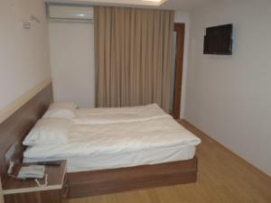 TV a/nebo společenská místnost v ubytování Merkez Otel