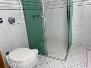 オザスコにあるMansão Adalgisa Vista Deslumbrante Estadia Luxuosaのトイレとガラスのシャワー付きのバスルーム