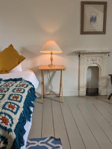 Ένα ή περισσότερα κρεβάτια σε δωμάτιο στο Unwind at Hilltop Farm Cottage with Valley Views