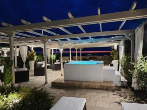 Bazén v ubytování La Giara Resort nebo v jeho okolí