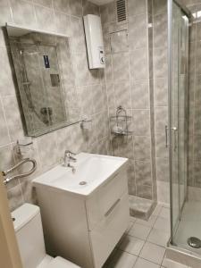 ヴェスターラントにあるFerienwohnung Paulinaの洗面台、シャワー、トイレ付きのバスルーム +16枚の写真