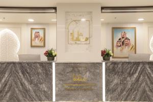 una hall con bancone e due computer portatili di فندق مثابة مكة a La Mecca