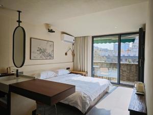 una camera con letto, lavandino e finestra di 寺外茶宿SiWai tea&house a Xi'an