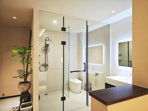 un bagno con doccia in vetro e WC di 寺外茶宿SiWai tea&house a Xi'an
