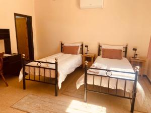 Postel nebo postele na pokoji v ubytování Baytna Hotel