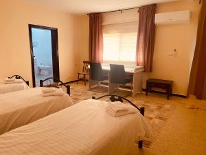 Postel nebo postele na pokoji v ubytování Baytna Hotel