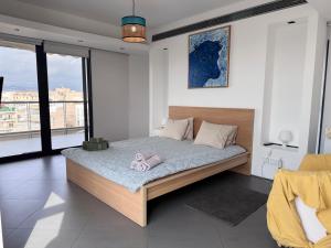 Ένα ή περισσότερα κρεβάτια σε δωμάτιο στο Kerameikos Spacious Loft