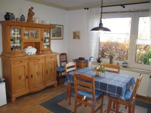 a dining room with a table and chairs and a window at Landhaus am Kleeweg in Osteel
