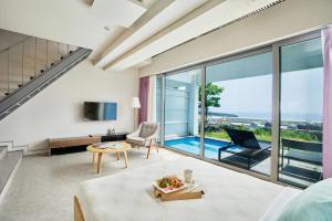 TV a/nebo společenská místnost v ubytování Jeju Bom stay & Art Gallery