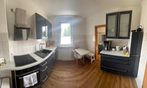 Cuisine ou kitchenette dans l'établissement Ferienwohnung in der Mitte von Eisenach