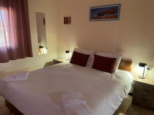 Postel nebo postele na pokoji v ubytování Baytna Hotel