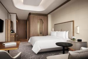 Postel nebo postele na pokoji v ubytování Shangri-La Phnom Penh