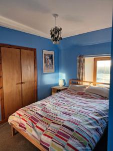 Postel nebo postele na pokoji v ubytování Kildonan cottage