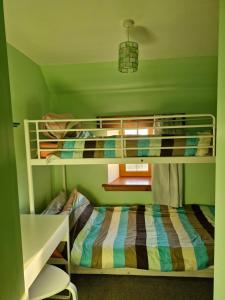 Postel nebo postele na pokoji v ubytování Kildonan cottage