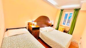 Postel nebo postele na pokoji v ubytování Hotel 4 Coronati