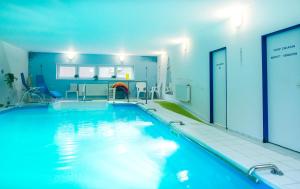 Bazén v ubytování Hotel Sanatorium Mariot nebo v jeho okolí