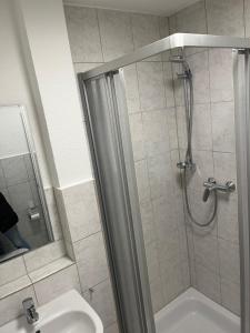 a bathroom with a shower and a toilet and a sink at Ferienwohnung Ruhr in Mülheim an der Ruhr